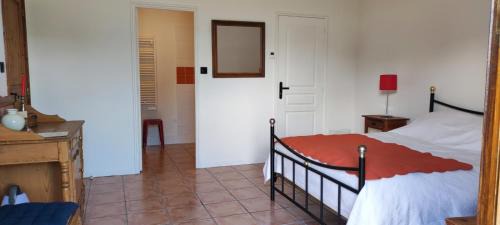 Aigremont Bed & Breakfast | Maison des Romarins Chambre cosy Salle de bain privée , cuisine piscine partagées