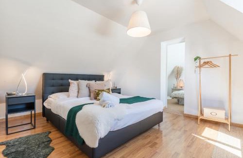 Tourville-en-Auge Villa | Maison du Bonheur avec Rivière & Spa, 4 chambres & 2 SDB