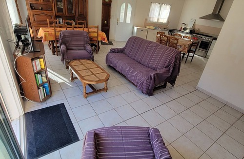 Ambon House | Maison du bonheur - 2kms from the beach