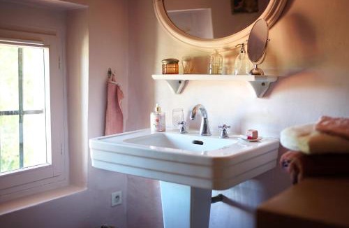 Ganges Bed & Breakfast | Maison du Loup