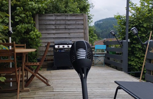 Saint-Vincent-de-Reins House | Maison en Pierre Avec une Belle Terrasse en Bois et Barbecue