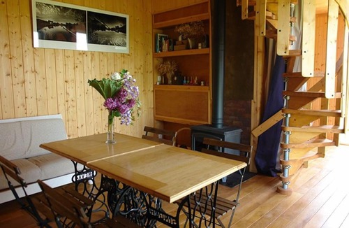 Nuits House | Maison en bois dans un pré