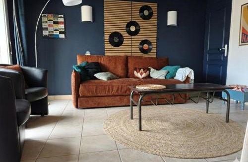 Montrevault-sur-Evre House | Maison en pierres avec boulodrome et ping pong, terrasse et jardin