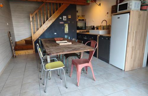 Montrevault-sur-Evre House | Maison en pierres avec boulodrome et ping pong, terrasse et jardin