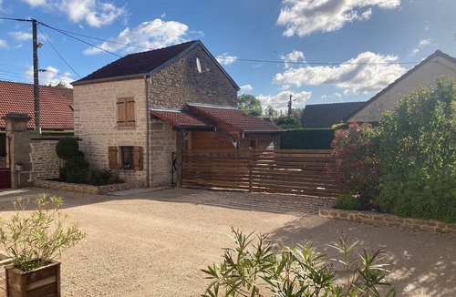 Ladoix-Serrigny House | Maison en Pierre Avec Terrasse et Piscine Dans le Vignoble Bourguignon