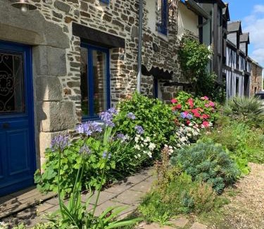 Roz-Landrieux House | Maison en pierre dans son nid de verdure