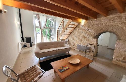 Taix House | Maison en pierre rénovée