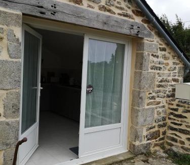 Ploneour-Lanvern House | maison entre campagne et mer