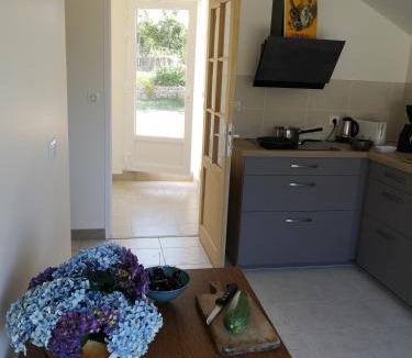 Ploneour-Lanvern House | maison entre campagne et mer