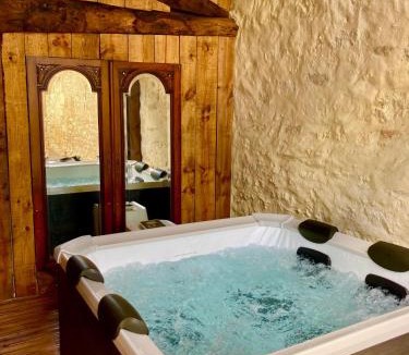 Saint-Ciers-sur-Gironde House | Maison et table d'hôtes Le Camélia Blanc