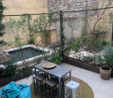 Cornillon House | Maison et studio avec jardin et bassin