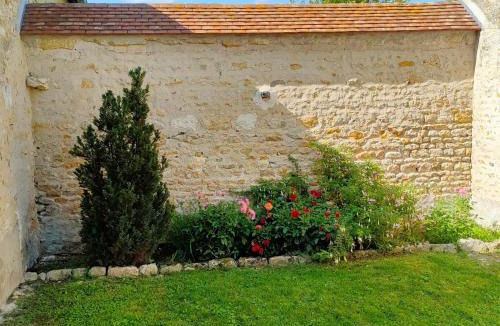 La Neuville-sur-Essonne House | Maison familiale rénovée avec cour, à 1h30 de Paris, proche de la nature et des sites historiques. - FR-1-590-107