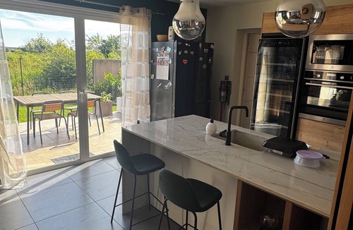 Camaret-sur-Aigues House | Maison Familiale Contemporaine à 10 min d Orange