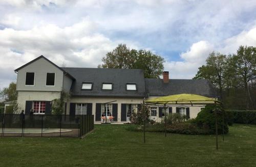 Dureil Bed & Breakfast | Maison familiale au cœur d'une forêt centenaire avec piscine et proche du Zoo de la Flèche - FR-1-410-395