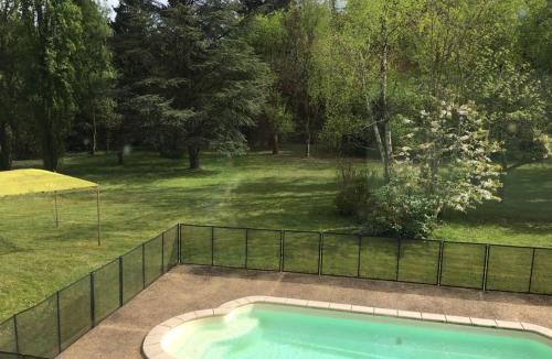 Dureil Bed & Breakfast | Maison familiale au cœur d'une forêt centenaire avec piscine et proche du Zoo de la Flèche - FR-1-410-395