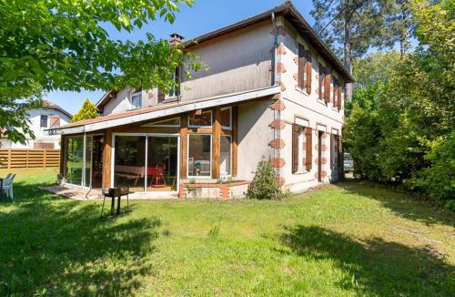 Parentis-en-Born House | Maison familiale, 15 pers., jardin privé, proche centre et lac, à 25 min de l'océan - FR-1-319-472