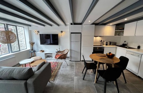 Vernon House | Maison Familiale Style Atelier & Cour Extérieure