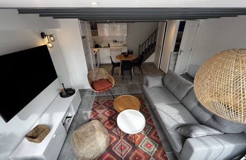 Vernon House | Maison Familiale Style Atelier & Cour Extérieure