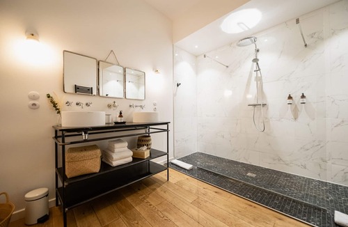 Hotel de Ville - Quinconces House | Maison Fernand