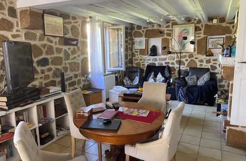 Saint-Germain House | Maison fleuri/river vacations/a room in a big house