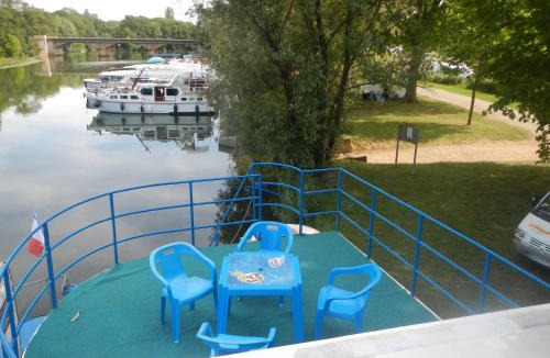 Cuisery Boat Rental | Maison flottante sur la seille