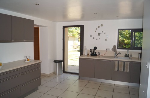 Entraigues-sur-la-Sorgue House | Maison en Campagne Avec Piscine, Terrain Arboré de 3000 m² à 5 km de D'avignon