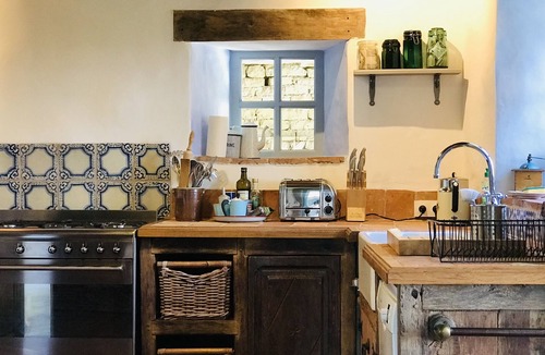Saint-Antonin Noble Val House | Maison D’Artist, 5 minutes from St Antonin Noble Val with Swimming River & Pools