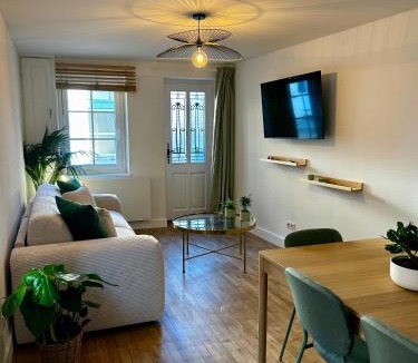 Saint-Pourcain-sur-Sioule Apartment | Maison de Ville Cosy avec Ambiance Jungle & Bohème