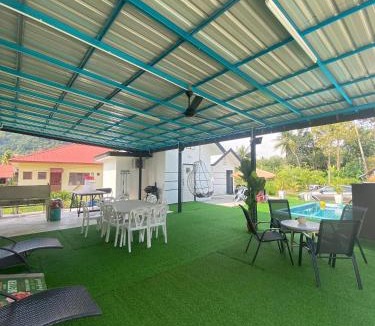 Lumut Villa | Maison Helysa Homestay