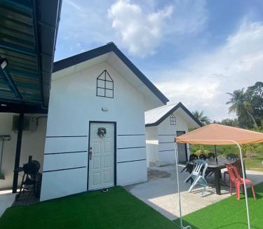 Lumut Villa | Maison Helysa Homestay