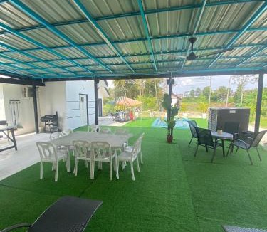 Lumut Villa | Maison Helysa Homestay