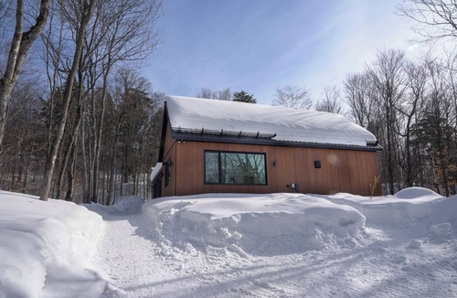 Wentworth-Nord Cottage | Maison Kimby: Secluded Forest Retreat with Hot Tub