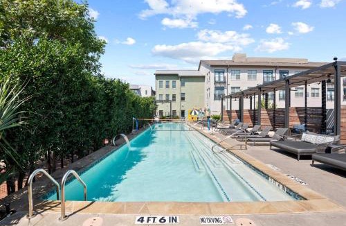 Plano Apartment | Maison King & Aqua, Walkable Legacy West W King Bed, Pool & Gym