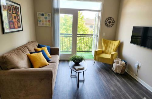 Plano Apartment | Maison King & Aqua, Walkable Legacy West W King Bed, Pool & Gym