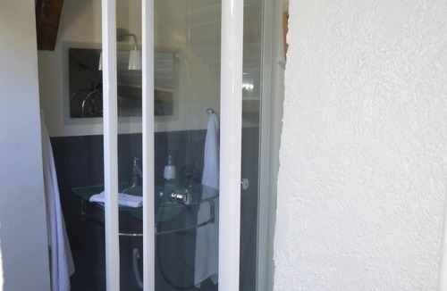 Saint-Jean-le-Blanc House | Maison l'Amérique welcome you to one of their rooms Dogs are also welcomed