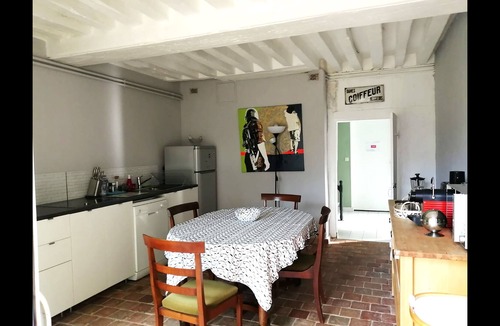 Saint-Jean-le-Blanc House | Maison l'Amérique welcome you to one of their rooms. Dogs are also welcomed