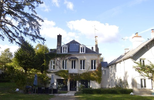 Saint-Jean-le-Blanc House | Maison l'Amérique welcome you to one of their rooms. Dogs are also welcomed