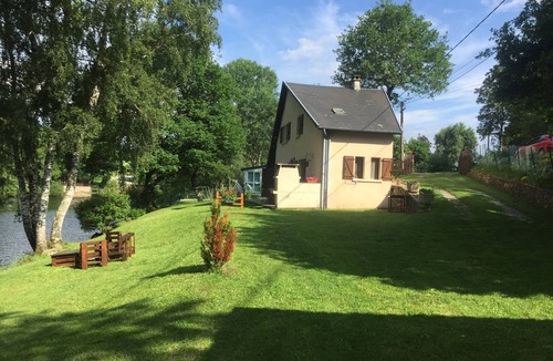 Arvieu House | Maison Lac de Pareloup, "THE FEET IN THE WATER"