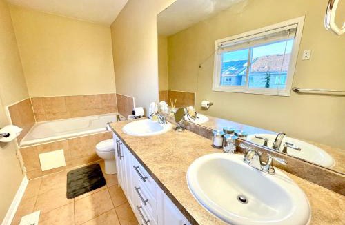 Richmond Hill House | Maison Laurier, Modern 5B4B Home Inc BSMT Free parking, Close to trails