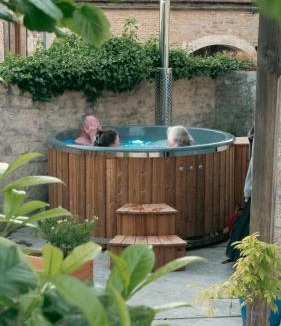 Magny-Lambert House | Maison les Bleuets - Hot tub