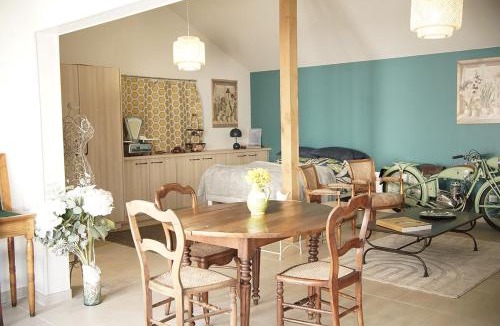 Moneteau House | Maison Les Deux Fontaines