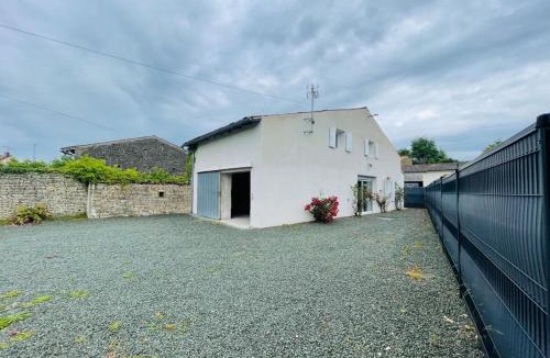 Asnieres-la-Giraud House | Maison les mottes-cour et garage