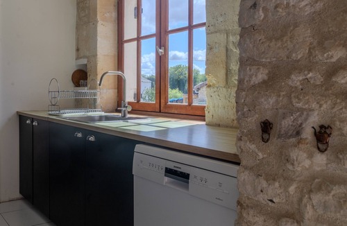 Mortiers House | Maison 'Les Roses De Jonzac' with Private Pool, Private Terrace, and Wi-Fi