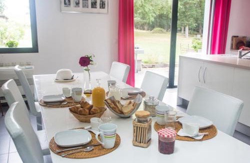 Le Burgaud Bed & Breakfast | MAISON MAUPAS Chambre Bleue