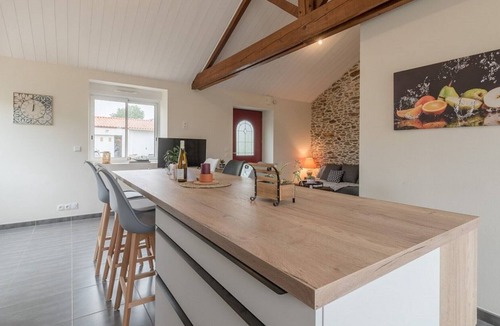 Sainte-Pazanne House | Maison moderne avec terrasse et grand jardin