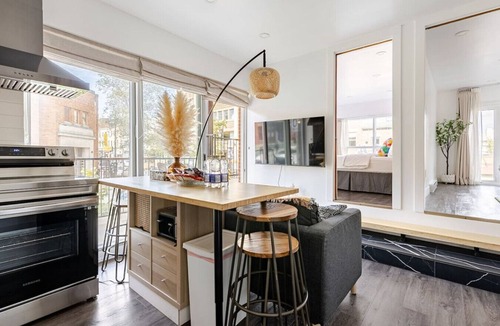 Plateau Mont Royal Apartment | Maison Mosaïque | Japanese 2BR near Leonard Cohen