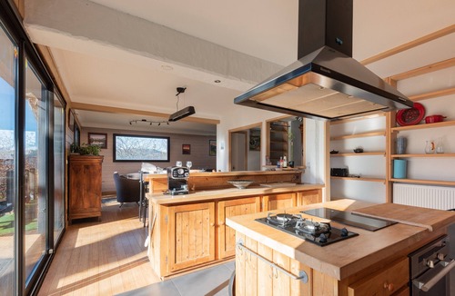 Bagneres-de-Bigorre House | Maison Paul – Villa on the Hill in the Pyrenees Mountain View, Private Terrace, High-Speed Wi-Fi