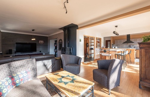 Bagneres-de-Bigorre House | Maison Paul – Villa on the Hill in the Pyrenees Mountain View, Private Terrace, High-Speed Wi-Fi