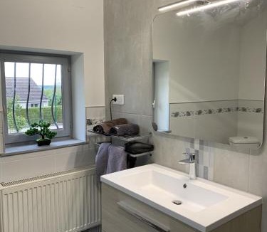 Saint-Germain-des-Fosses Bed & Breakfast | Maison Piscine & Jacuzzi