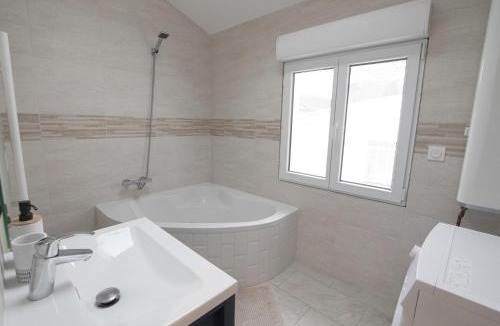 Orly Apartment | Maison Pierre & Poutres - Parking - Orly 10min